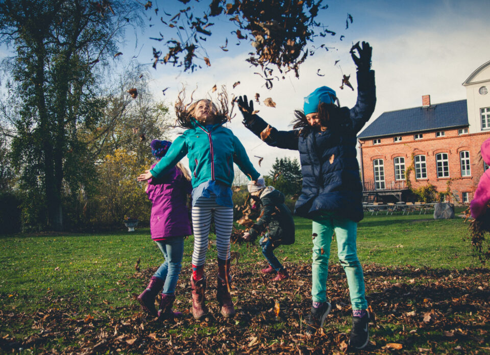 Kinder spielen auf Gut Pohnstorf Familientreffen