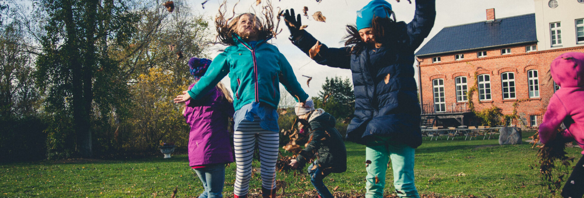 Kinder spielen auf Gut Pohnstorf Familientreffen