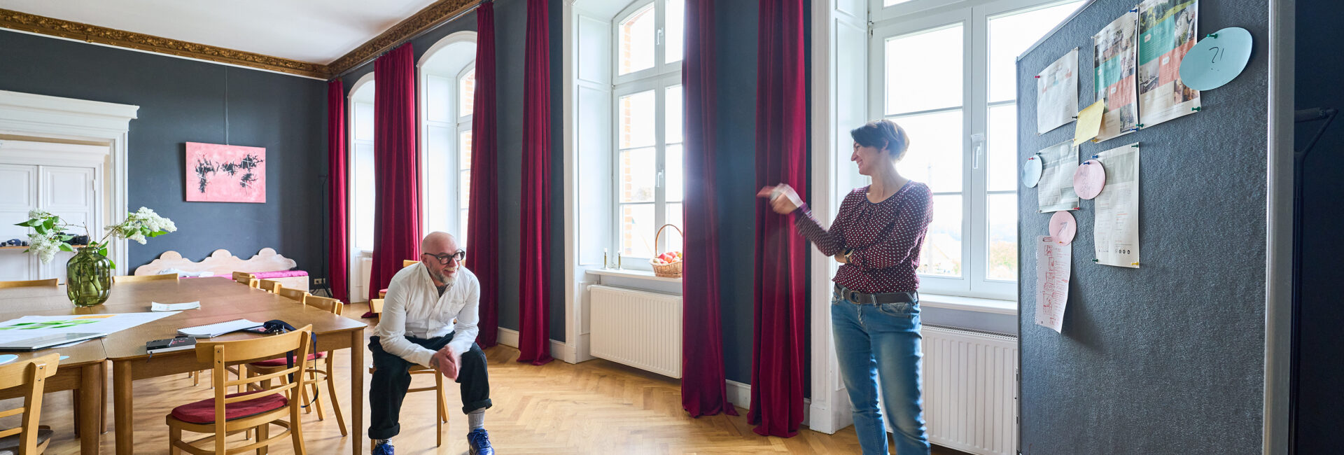 Großer Saal in Gut Pohnstorf mit Workshop-Setup für Teams in der Mecklenburgischen Schweiz