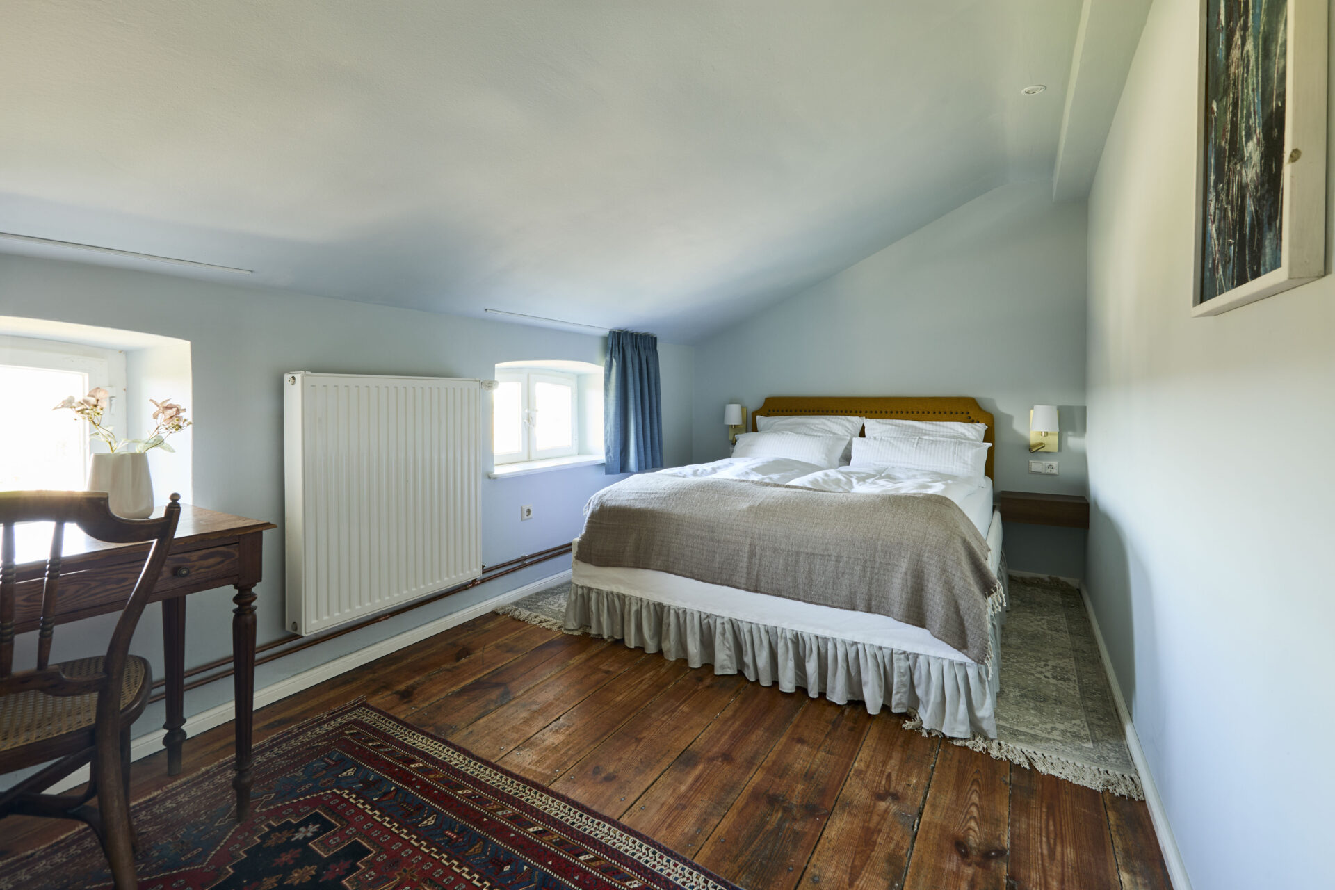 Eines der Schlafzimmer mit Doppelbett in der Ferienwohnung Hedwig Gut Pohnstorf/Andrea Girard