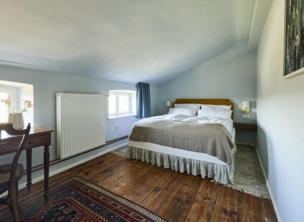 Eines der Schlafzimmer mit Doppelbett in der Ferienwohnung Hedwig Gut Pohnstorf/Andrea Girard