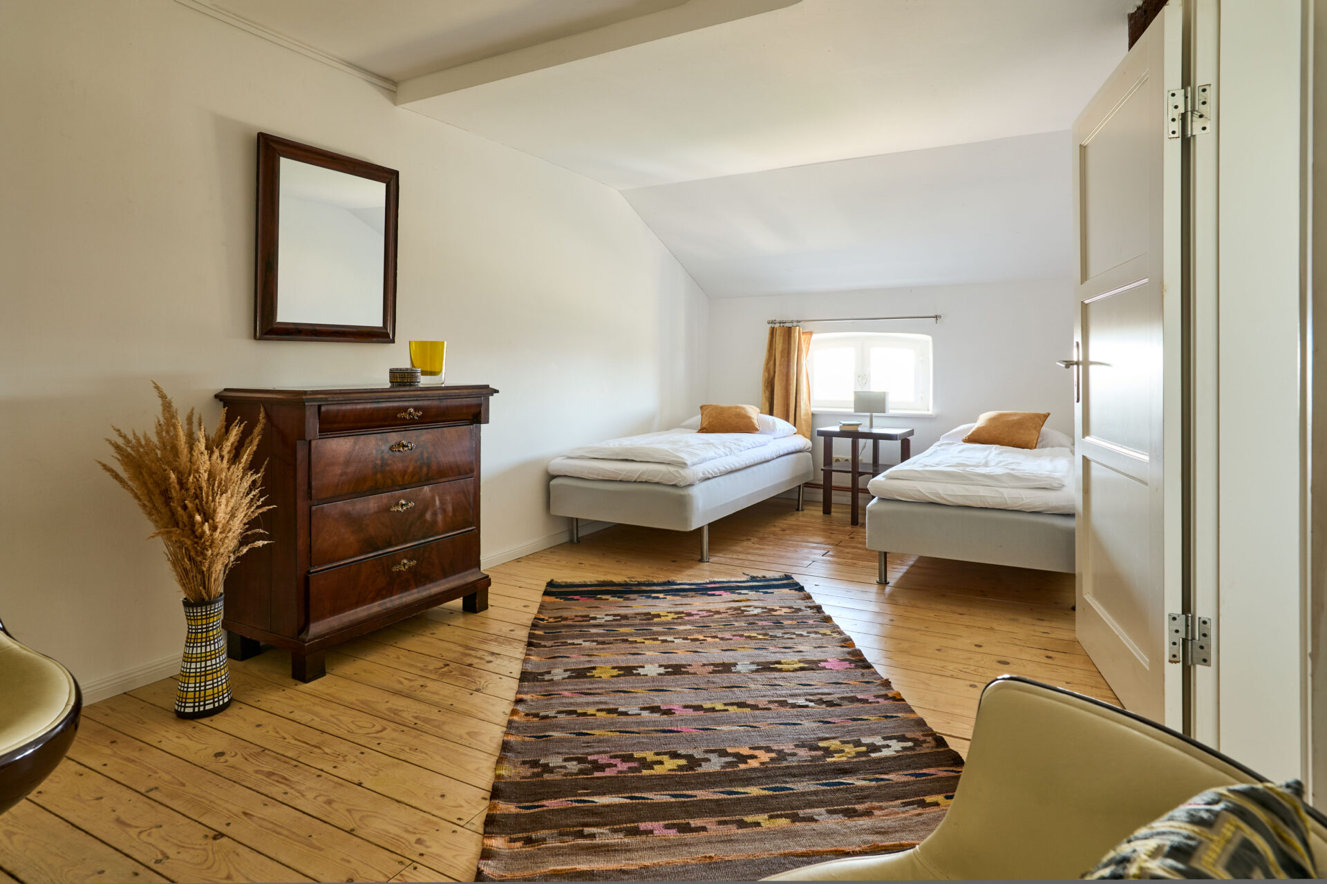 Ein weiteres Schlafzimmer mit zwei Einzelbetten in der Ferienwohnung Hedwig Gut Pohnstorf/Andrea Girard