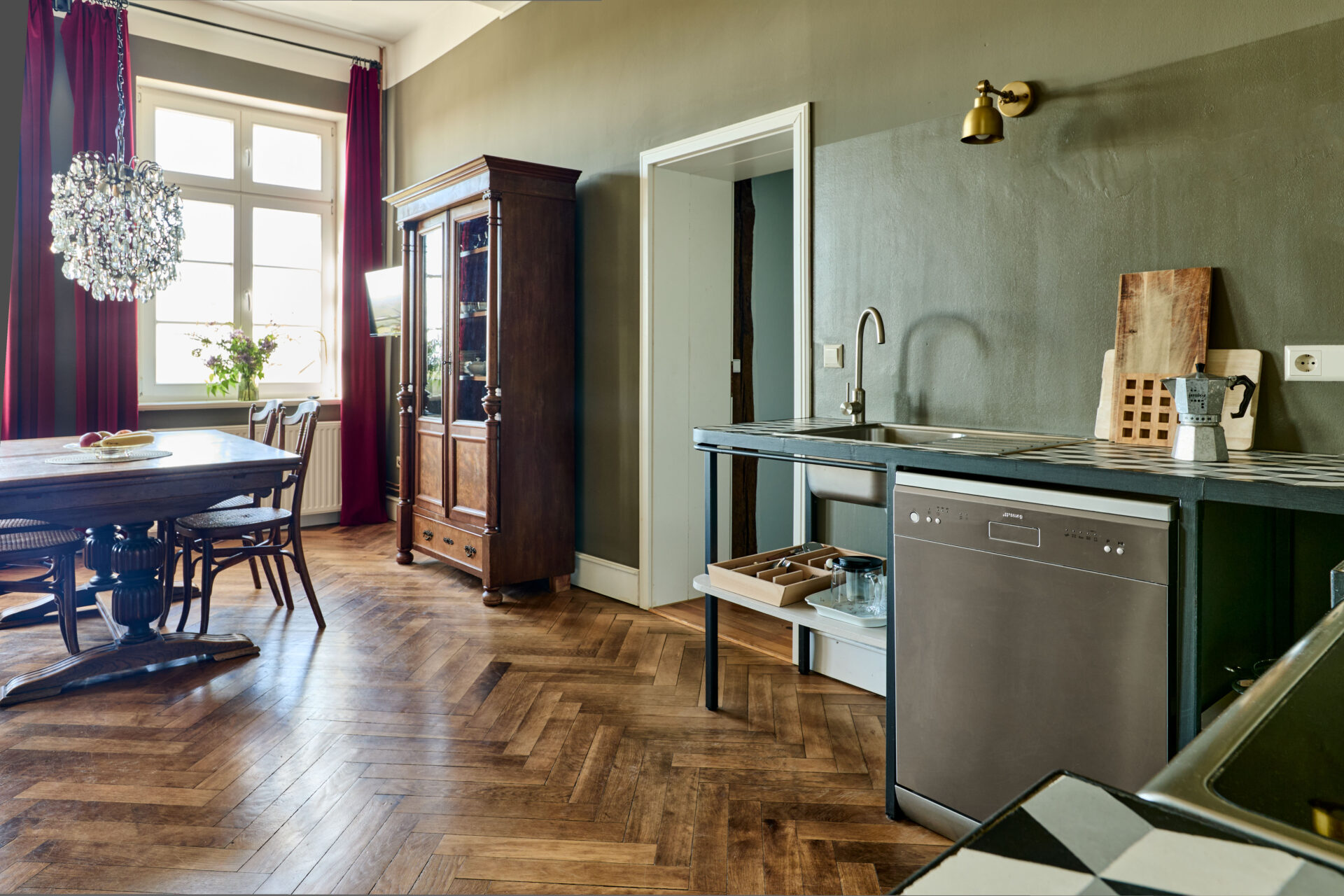 Die offene Wohnküche in der Ferienwohnung Hedwig Gut Pohnstorf/Andrea Girard