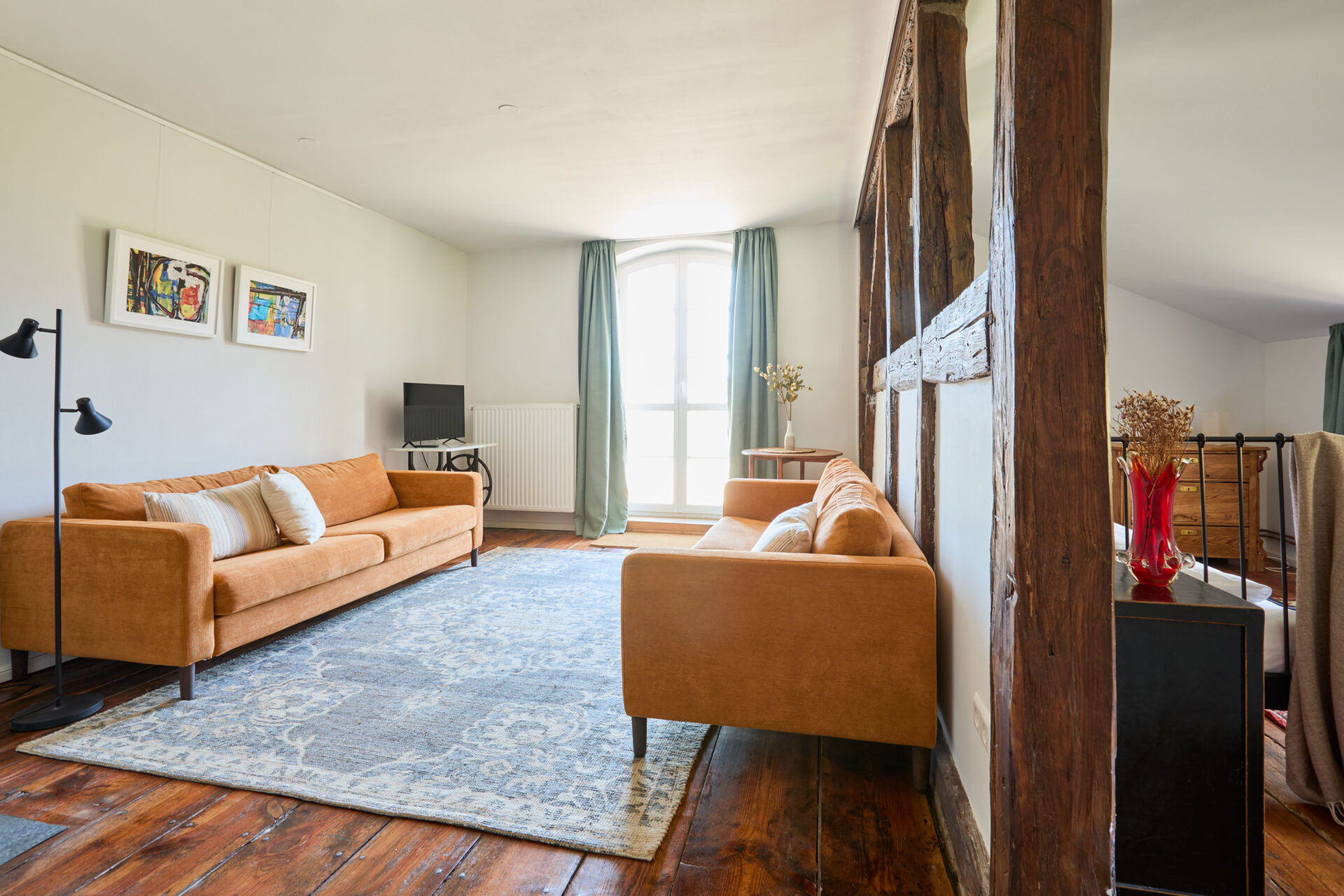 Das Wohnzimmer im Apartment Marie mit Kamin, gemütlichen Sofas und Zugang zur Terrasse Gut Pohnstorf/Andrea Girard