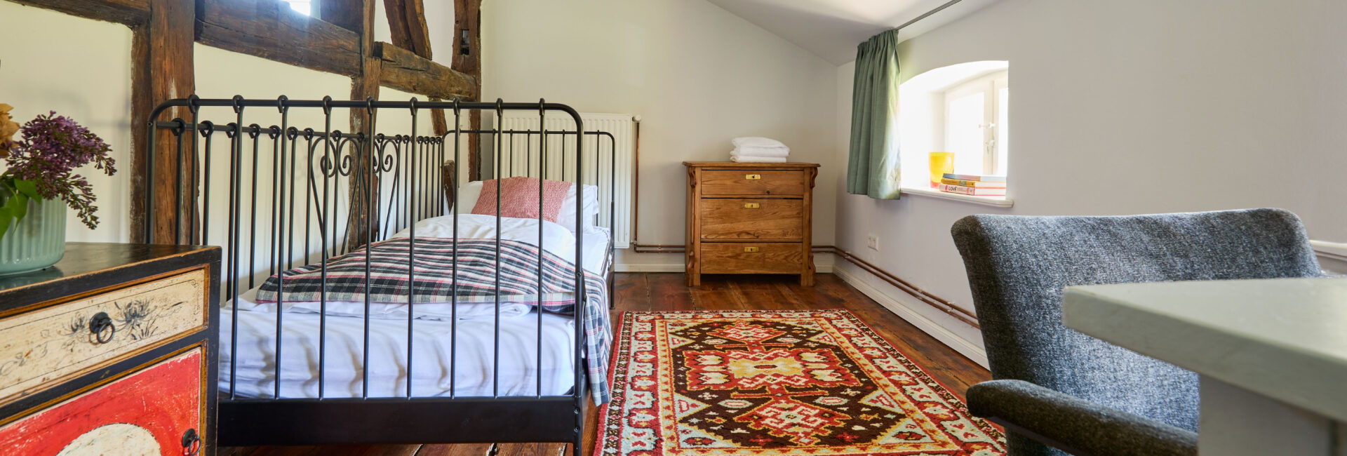 Bett im Wohnzimmer im Apartment Marie Gut Pohnstorf/Andrea Girard