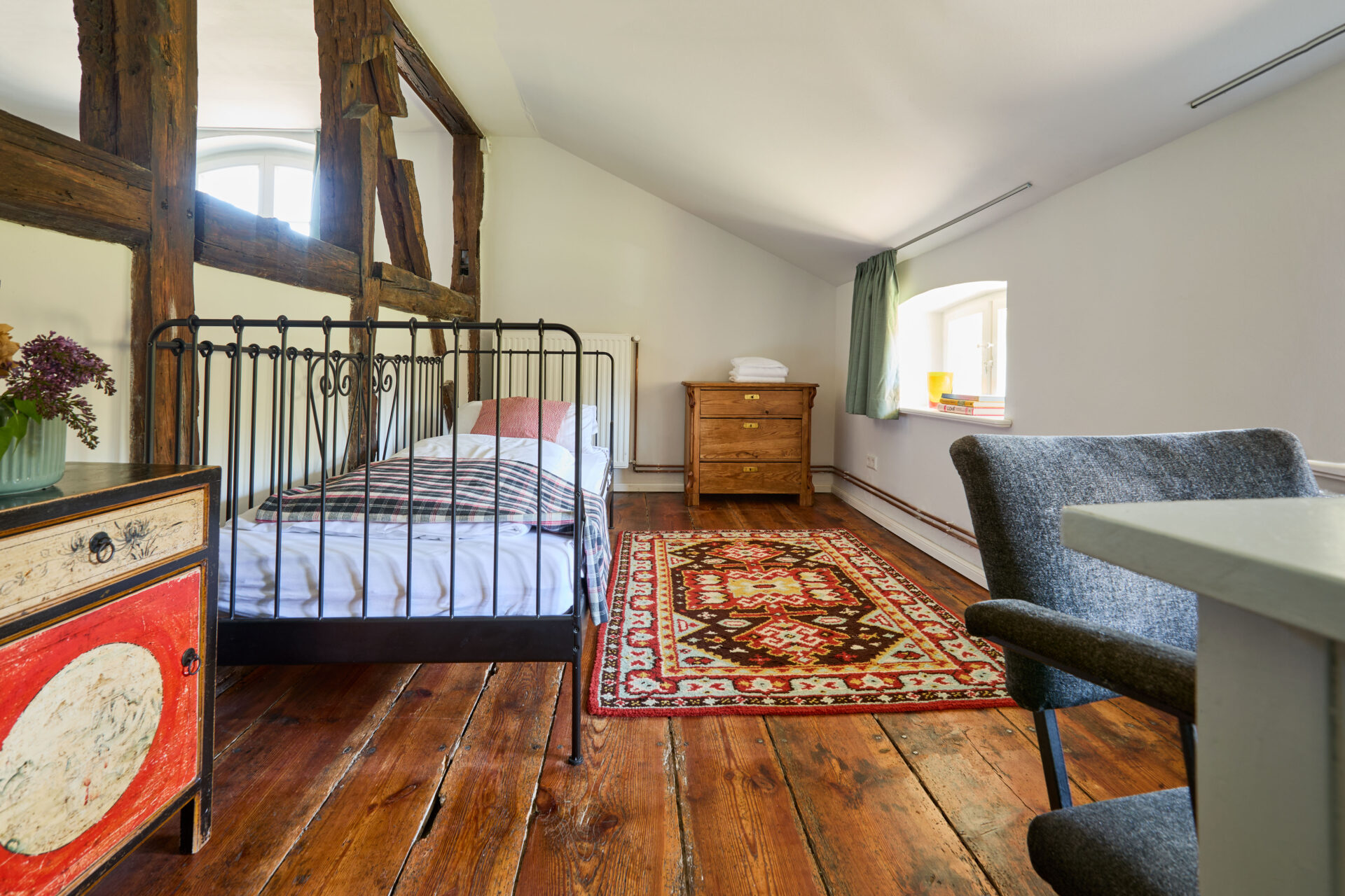 Bett im Wohnzimmer im Apartment Marie Gut Pohnstorf/Andrea Girard