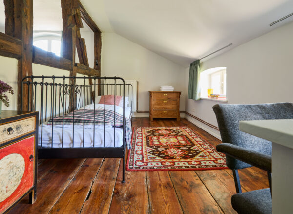 Bett im Wohnzimmer im Apartment Marie Gut Pohnstorf/Andrea Girard