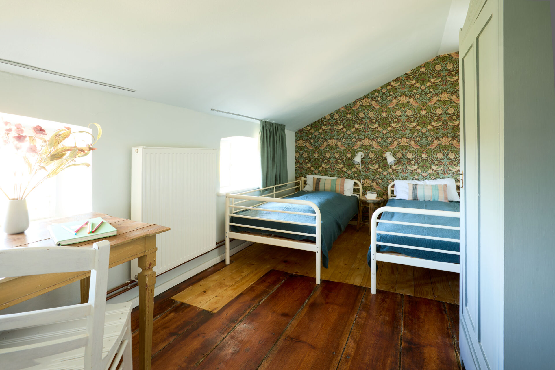 Schlafzimmer mit zwei Einzelbetten Schreibtisch im Apartment Marie Gut Pohnstorf/Andrea Girard