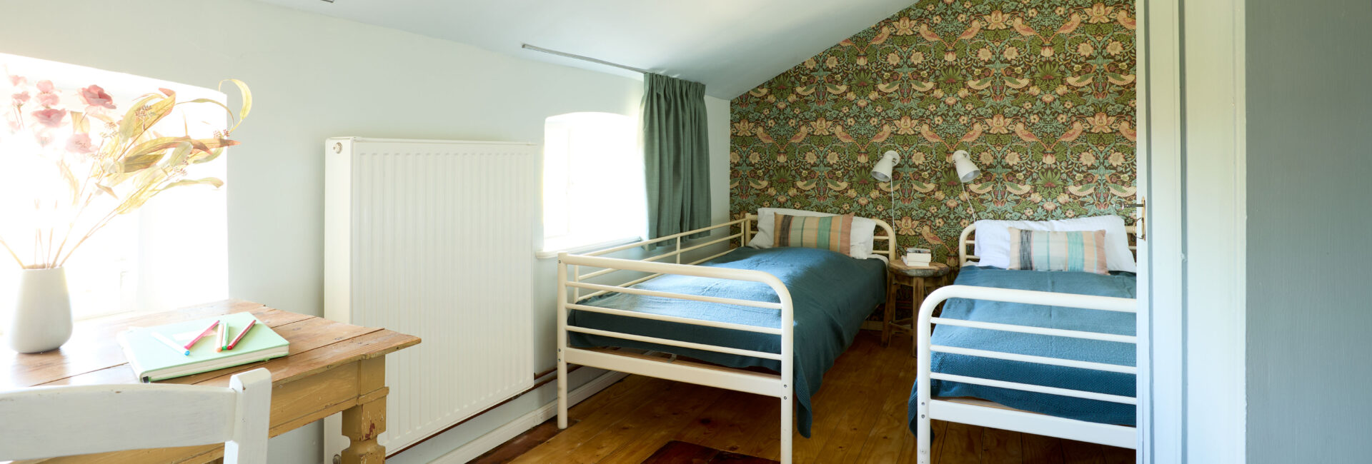 Schlafzimmer mit zwei Einzelbetten Schreibtisch im Apartment Marie Gut Pohnstorf/Andrea Girard