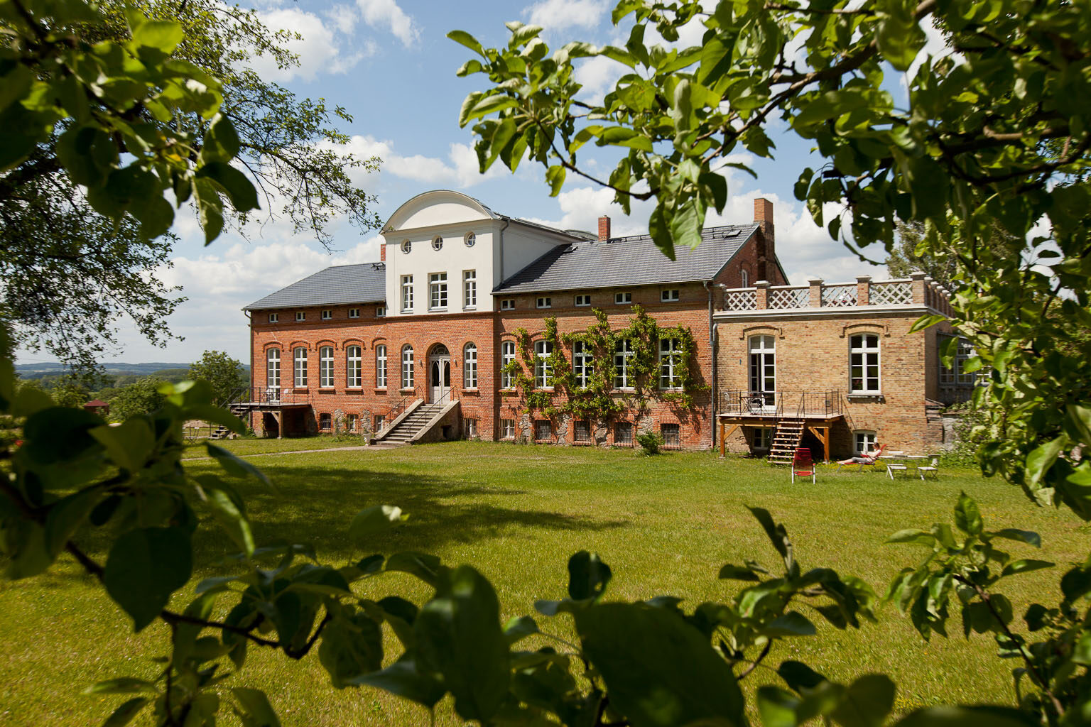 Park mit Blick auf das Gutshaus